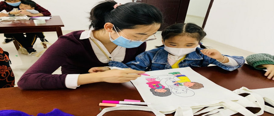 出彩系列活动--“彩绘幸福日，SHOW出你的爱”母亲节亲子彩绘活动